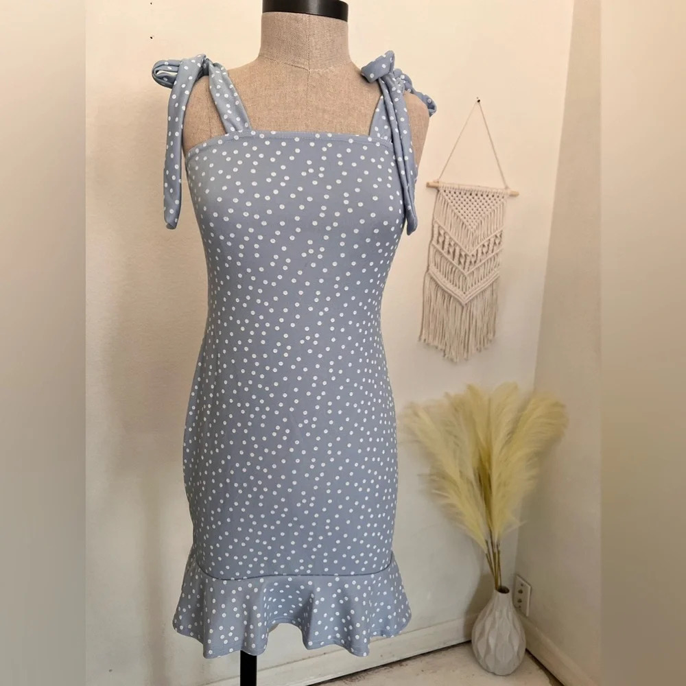 NWT Missguided polka dot mini dress w/ ruffled trim & self‎ tie spaghetti straps